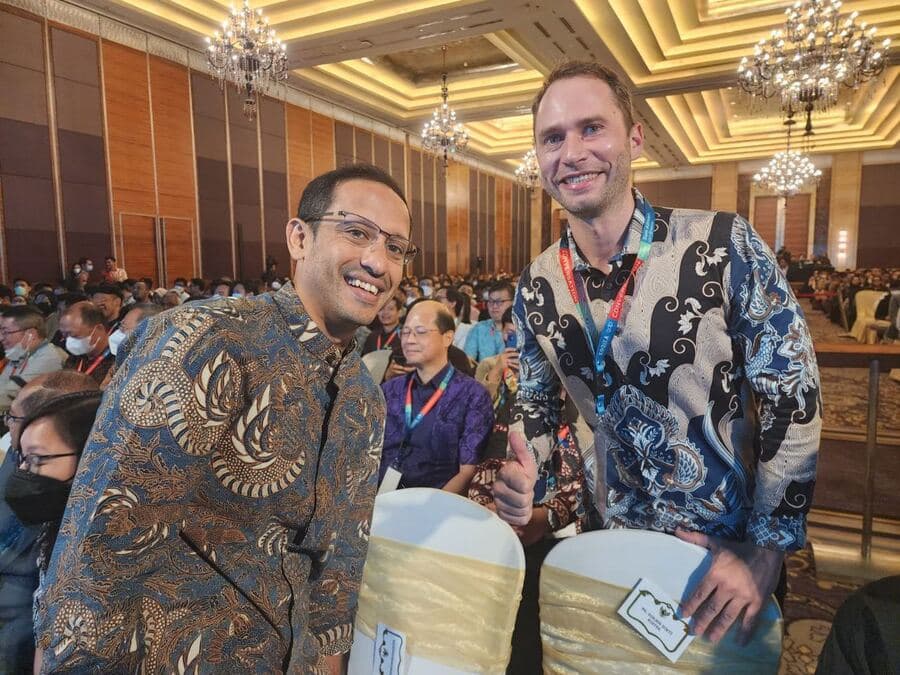 Simon Smaluhn mit Nadiem Makarim